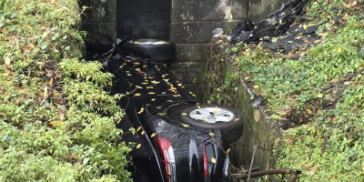 Kako nezvanično saznajemo,  u automobilu koji je pronađen u kanalu kod Ovčar banje pronađena su dva tela.