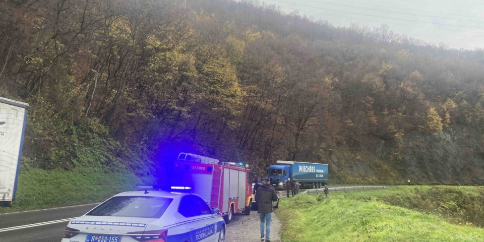 Prvi snimci sa mesta gde je nađen automobil u Međuvršju: Izvlačenje iz kanala u toku (VIDEO)