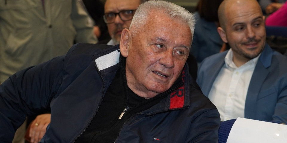 Udes na Novom Beogradu: Velimir Ilić se kolima zakucao u automobil (FOTO)