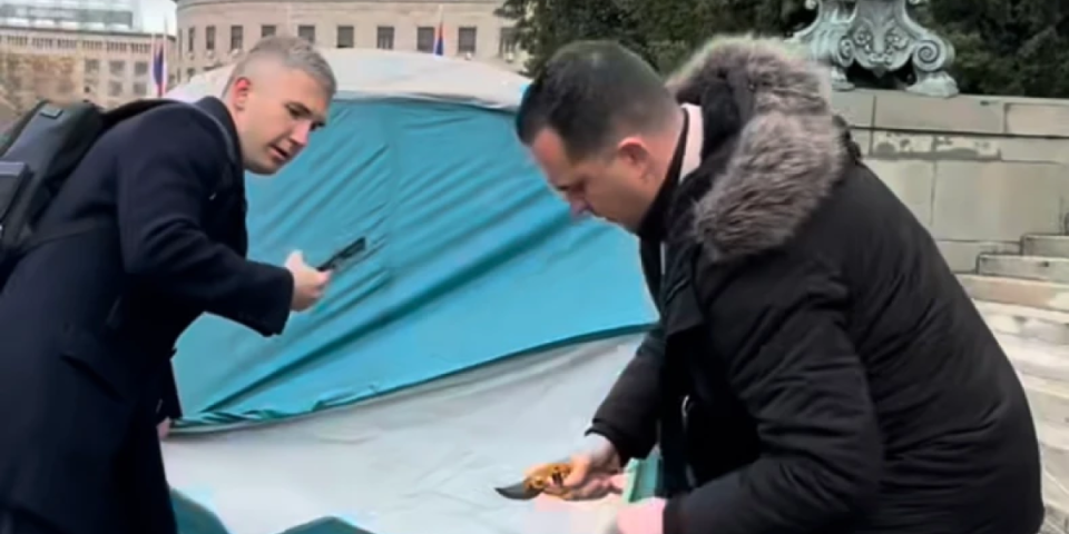 (VIDEO) Opoziciona rulja! Kradljivac toalet papira iz Skupštine vodi pohod na šatore