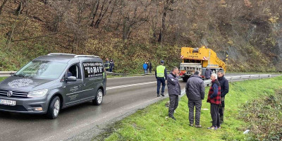 Slučajni prolaznici primetili su rano jutros da se nedaleko od restorana ,,Lanterna'' u Ovčar Banji u betonskom ispustu nalazi automobil za kojim se juče ceo dan tragalo, a kako saznajemo, iz vozila su sada izvučena dva tela.