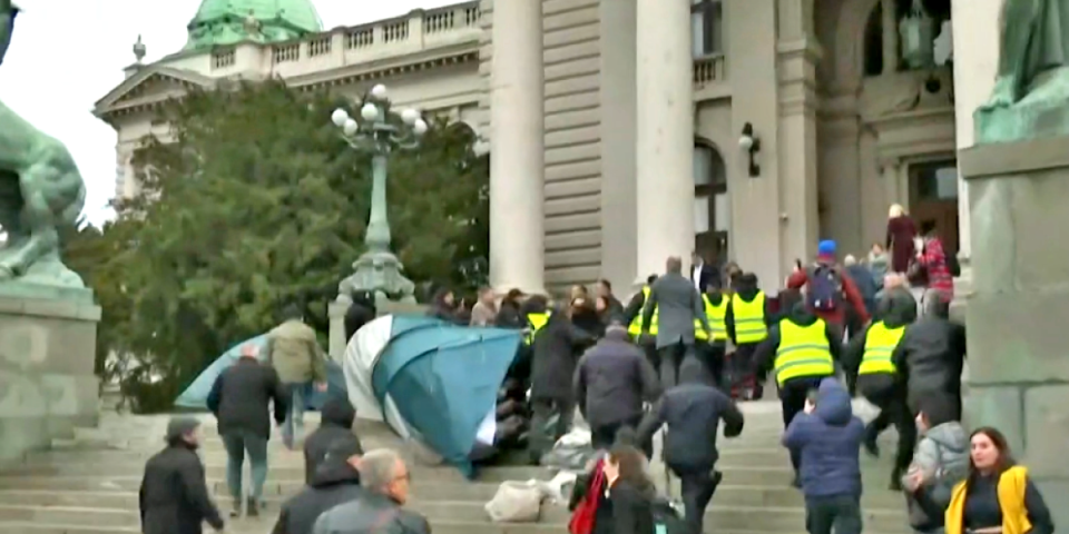 Ne zna se ko koga jače udara: Sad se i Đilasov Janko ostrvio na blokaderske plenume (FOTO)