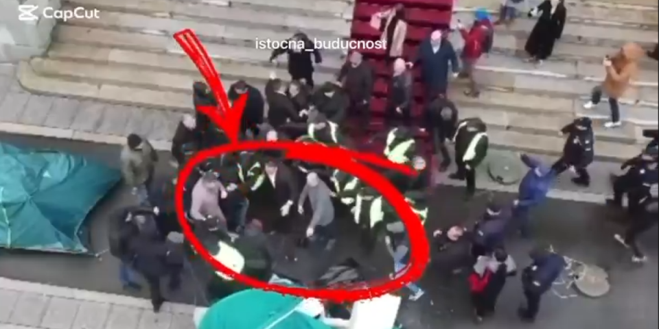 (VIDEO) Oni iskonski mrze žene! Opozicioni huligan pesnicom udario devojku ispred Skupštine