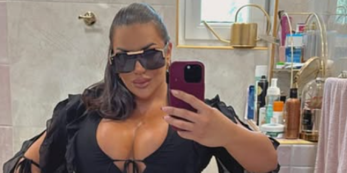 Grudi kao traktorske gume: Pevačica se transformisala, rođena majka je ne prepoznaje