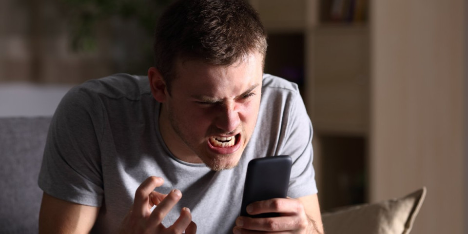 MUP apeluje da ovo obavezno prijavite: Sedam od 10 mladih se sa tim suočava - jako je opasno