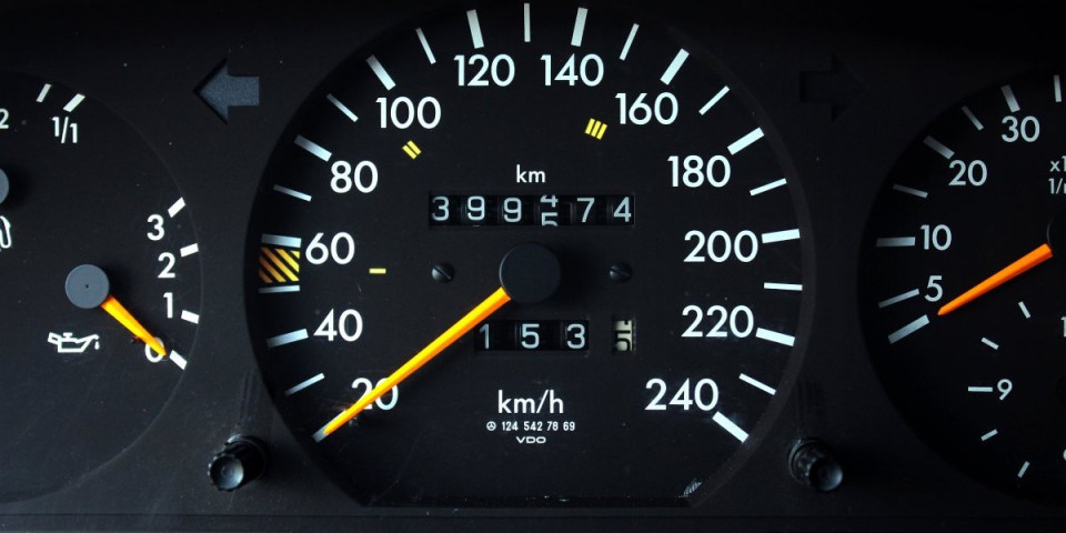 Uvalili automobil sa vraćenom kilometražom: Vlasnika će ovo puno da košta