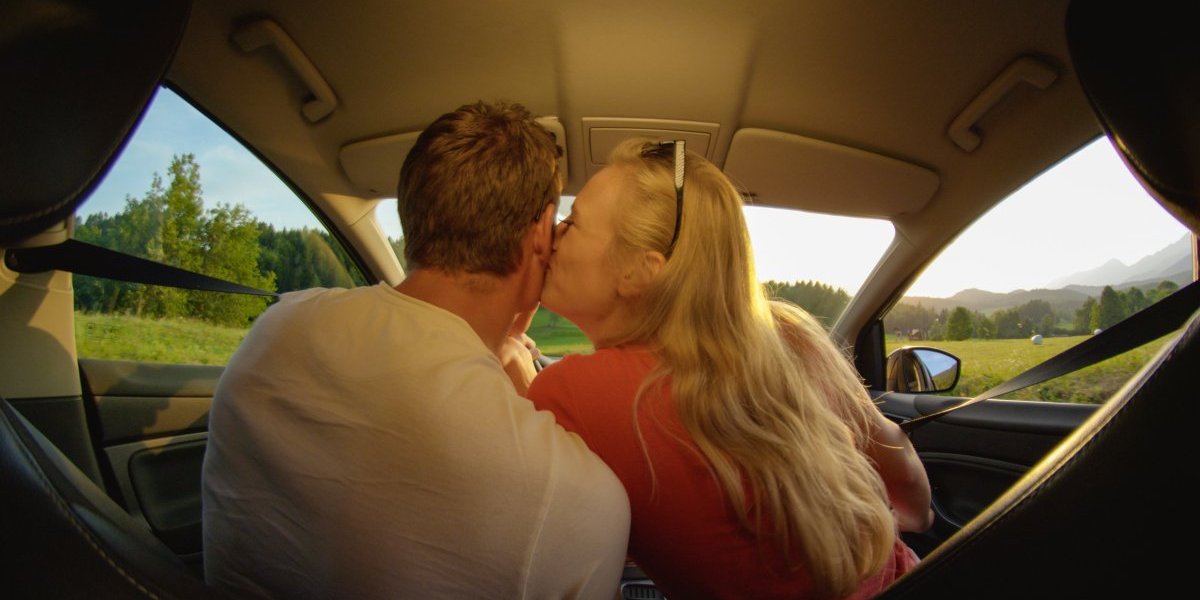 Snimak srpskog para obišao svet: U kolima nasred autoputa uradili ovo (VIDEO)