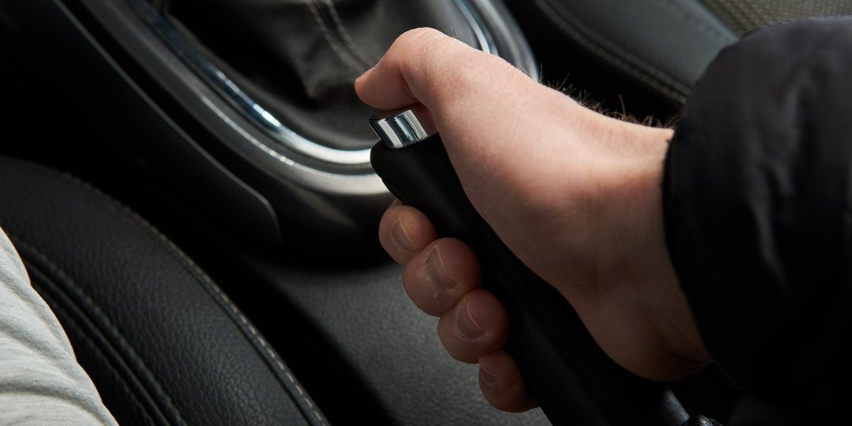 Ovo ne znaju ni iskusni vozači: Evo da li treba podizati ručnu kočnicu tokom zime