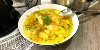 Posna čorba pripremljena od probranog, svežeg sezonskog povrća, a zahvaljujući pirinču postaje neverovatno kremasta i gusta, bez ijedne trunke brašna.