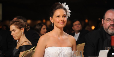 Poznata holivudska glumica Ešli Džad u biografskoj knjizi otkriva kako je tri puta bila žrtva seksualnog nasilja. Majka Naomi ju je takođe seksualno zlostavljala.