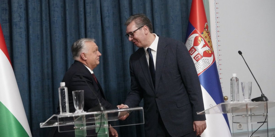 (VIDEO) Burek ili pita sa sirom?! Vučić objavio hit snimak sa Viktorom Orbanom