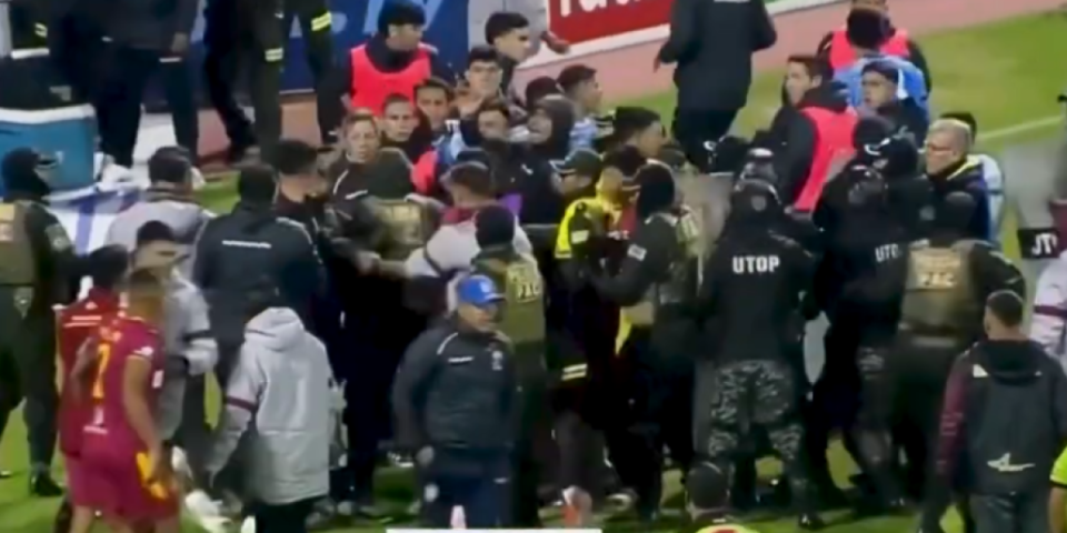 Ovakvu makljažu fudbalera nikad niste videli - Ovi ljudi nisu normalni, tukli se pesnicama, šutirali...