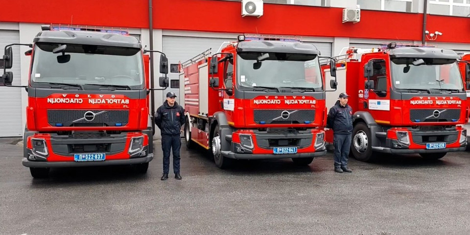 Požar na automobilu usred vožnje: Vatrogasci brzo reagovali