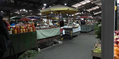 Na Novoj zelenoj pijaci u Kruševcu danas oko podneva došlo je do ozbiljnog incidenta kada je fizički napadnut prodavac (21) koji na pijaci radi duže vreme.