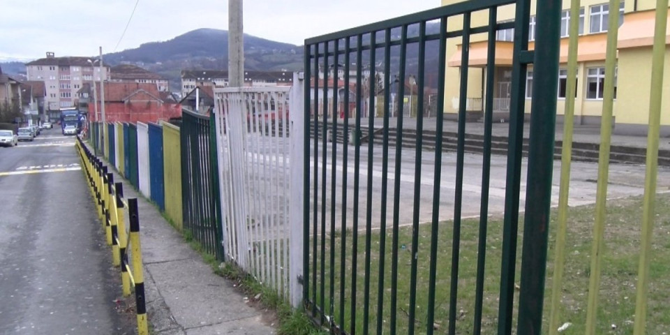 Dečak zadobio prelom vilice: Otac fizički napao nekoliko učenika - Drama ispred osnovne škole u Novom Pazaru (FOTO)