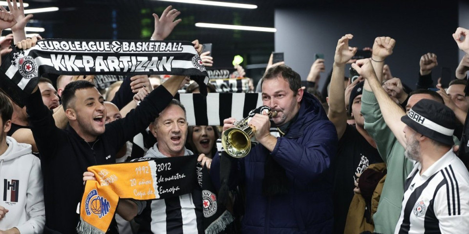 (VIDEO) Navijači Partizana u delirijumu na aerodromu: Trubači i pesma, sve za povratak Žoca