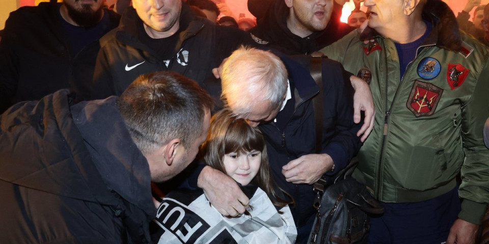 (FOTO/VIDEO) Suza suzu stiže: Žoca na aerodromu dočekala devojčica koju poljubi pred svaki meč