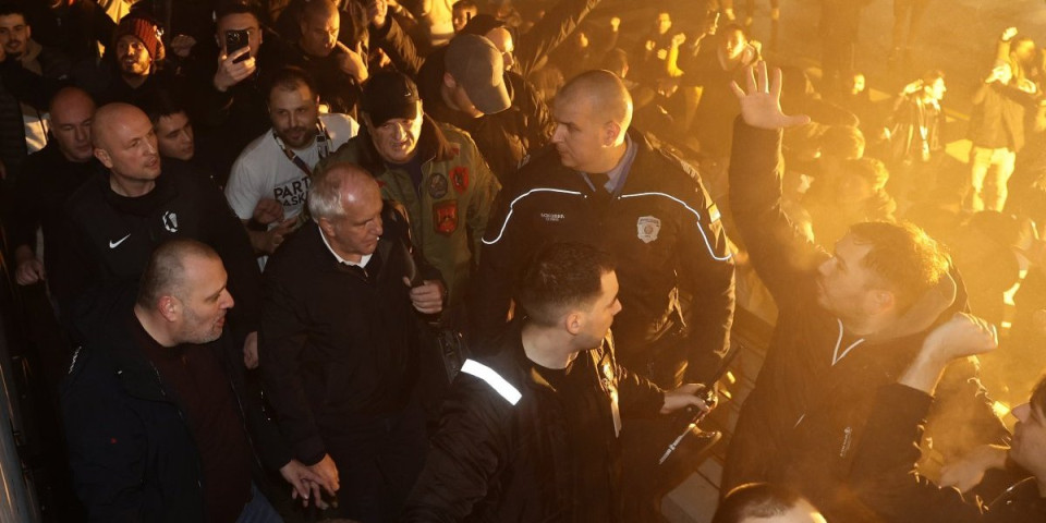 Goreo aerodrom: Navijači Partizana priredili Žocu bakljadu za pamćenje (FOTO GALERIJA)