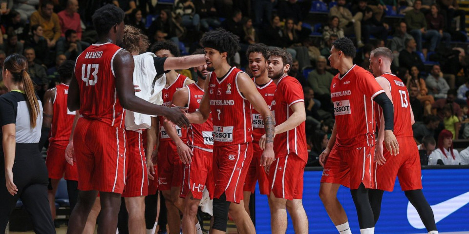 Pogledajte trojku Švajcaraca sa pola terena: Pionir zanemeo, košarkaši Srbije šokirani (VIDEO)