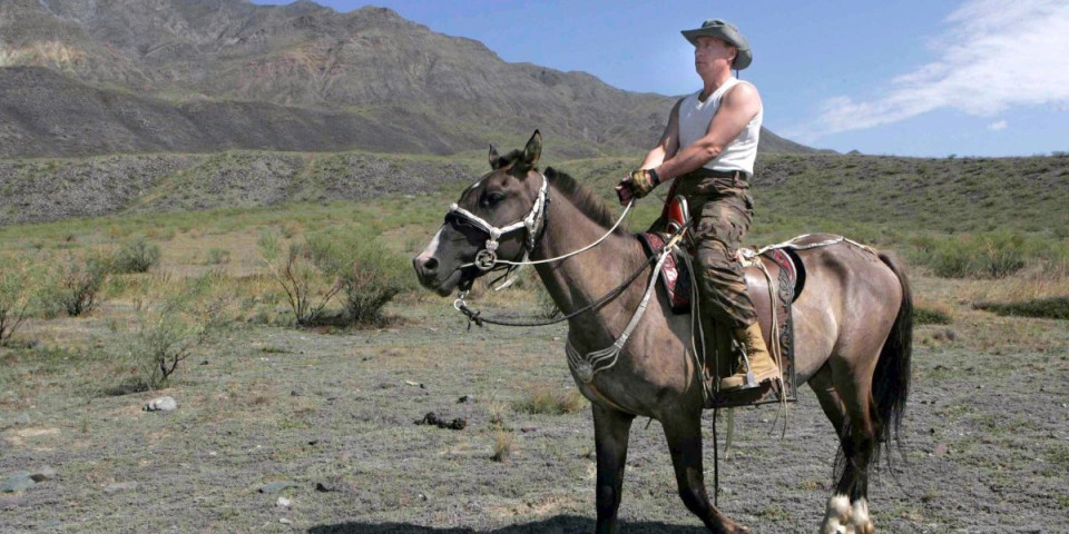 (FOTO) Opa, Putine! Izašao novi kalendar predsednika Rusije: U ovakvom izdanju ga još nismo videli - Pa on grmi u 73!