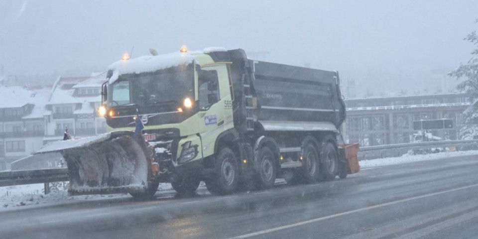 Blokaderi, avaj, narod sve pamti! Ovako je Beograd izgledao pod Đilasom – kolaps, neočišćeni putevi i preskup GSP