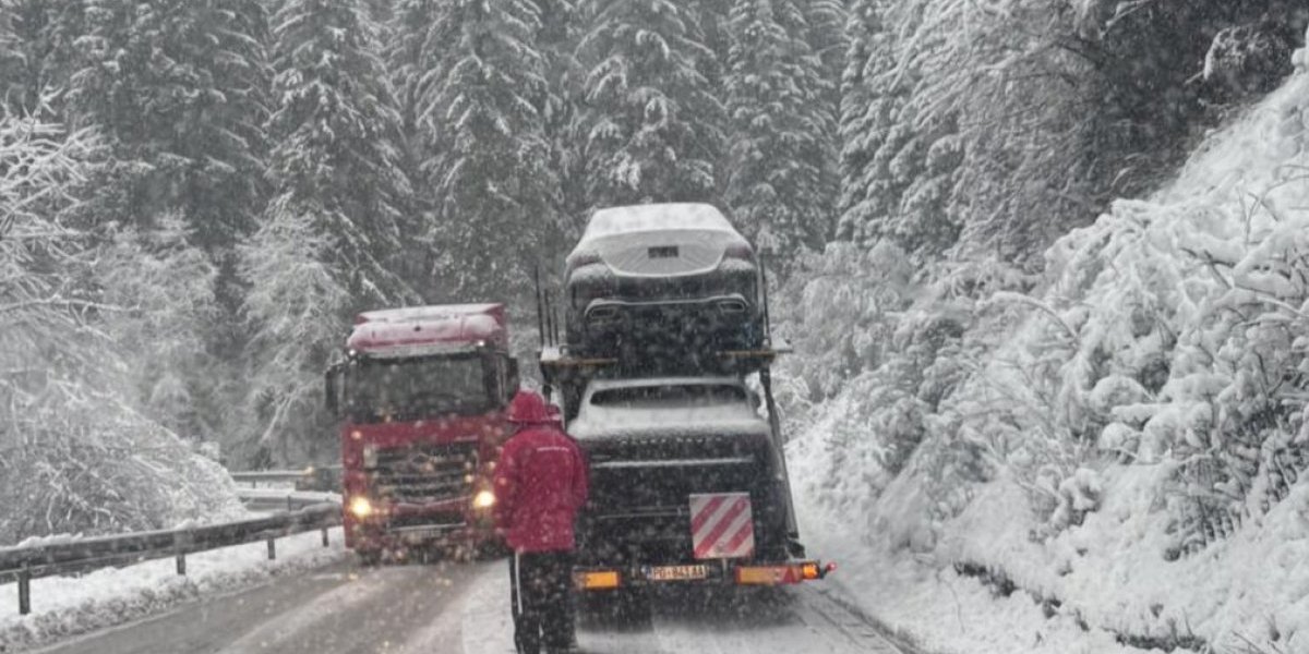 Sneg napravio kolaps: Vozila zaglavljena na ovim deonicama (FOTO/VIDEO)