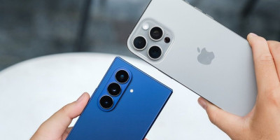 Nova, unapređena Gugl funkcija Quick Share sada omogućava vlasnicima Pixel telefona da direktno dele fajlove sa Ajfonovima, iPad‑ovima i Mac računarima. Zahvaljujući peer-to-peer vezi, razmena fajlova je sada brža, sigurnija i jednostavnija, bez potrebe za serverima ili WiFi mrežom.