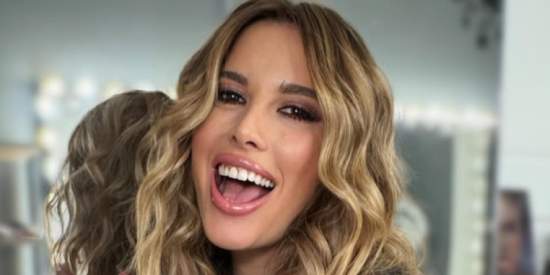 Nives mu pokazala golu zadnjicu: Raširila noge tatu majstoru, a on crta cvetić (VIDEO)