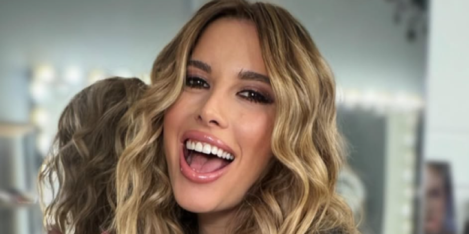 Nives mu pokazala golu zadnjicu: Raširila noge tatu majstoru, a on crta cvetić (VIDEO)