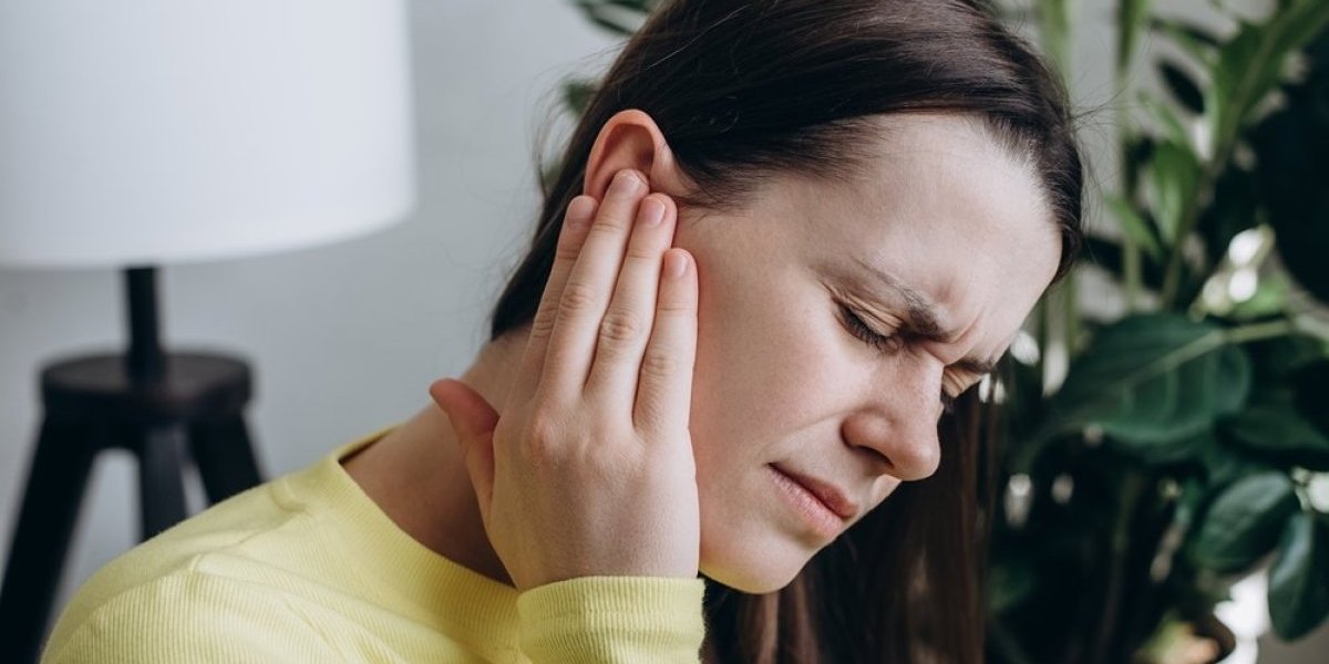 Zujanje u ušima vam ne da mira ni kad spavate? Naučnici objasnili vezu između tinitusa i sna