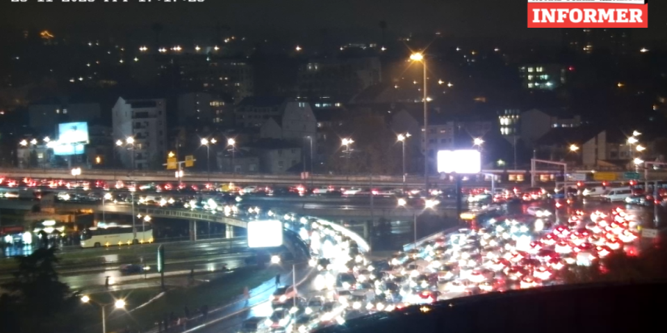 Bolje ne krećite nigde! Sve stoji, Crni petak i kiša paralisali Beograd - Ovo su najkritičnije tačke (FOTO)