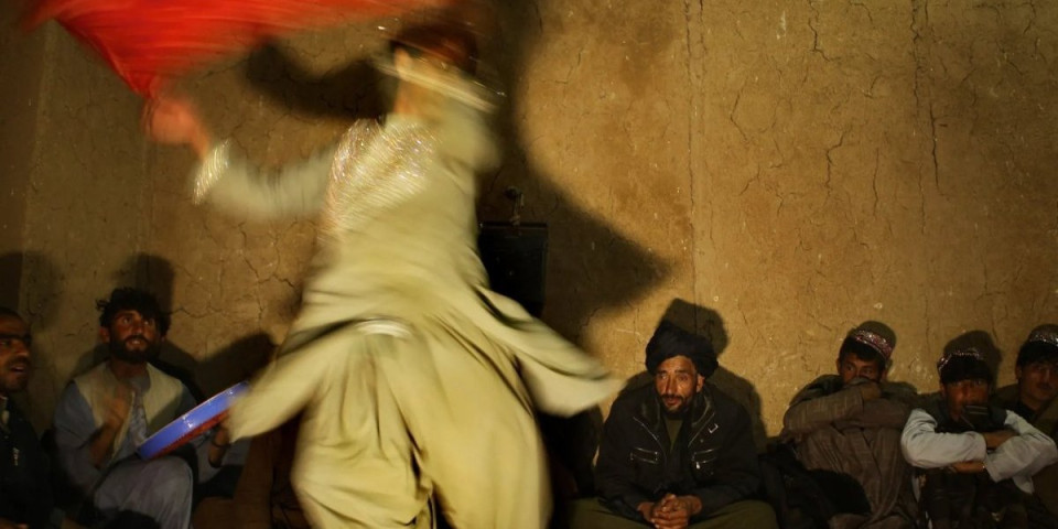 (VIDEO) Znate li šta je bača bazi? Cure jezivi snimci mučenih dečaka - Nećete verovati gde se ova bizarna praksa dešava