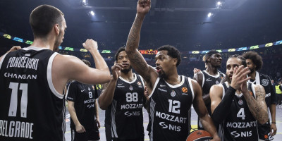 Počela utakmica Partizan - Bajern: Crno-beli prvi put bez Obradovića, čitava Arena skandira njegovo ime