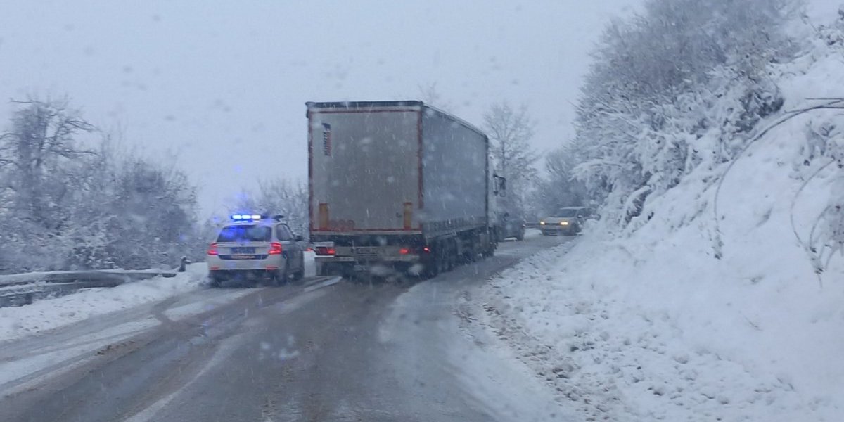Palo oko 15 centimetara snega: Vejalo celu noć (FOTO)