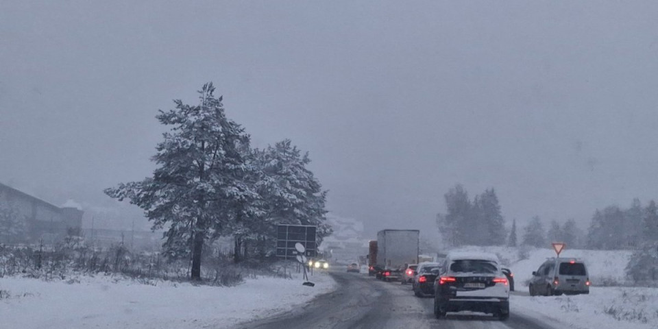 Na putevima i po 5 centimetara snega: Prete dve opasne pojave - Vozači obratite pažnju