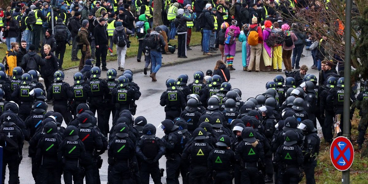 (VIDEO) Blokaderi divljali po Nemačkoj: Jezivi snimci nasilja se šire mrežama - Policija ih rasterala suzavcem i vodenim topovima