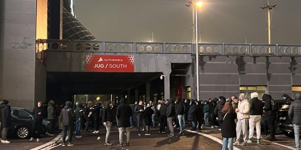 Burno ispred Arene! Navijači Partizana kliču Žocu, stigli i igrači! Evo ko je došao među prvima (VIDEO/FOTO)