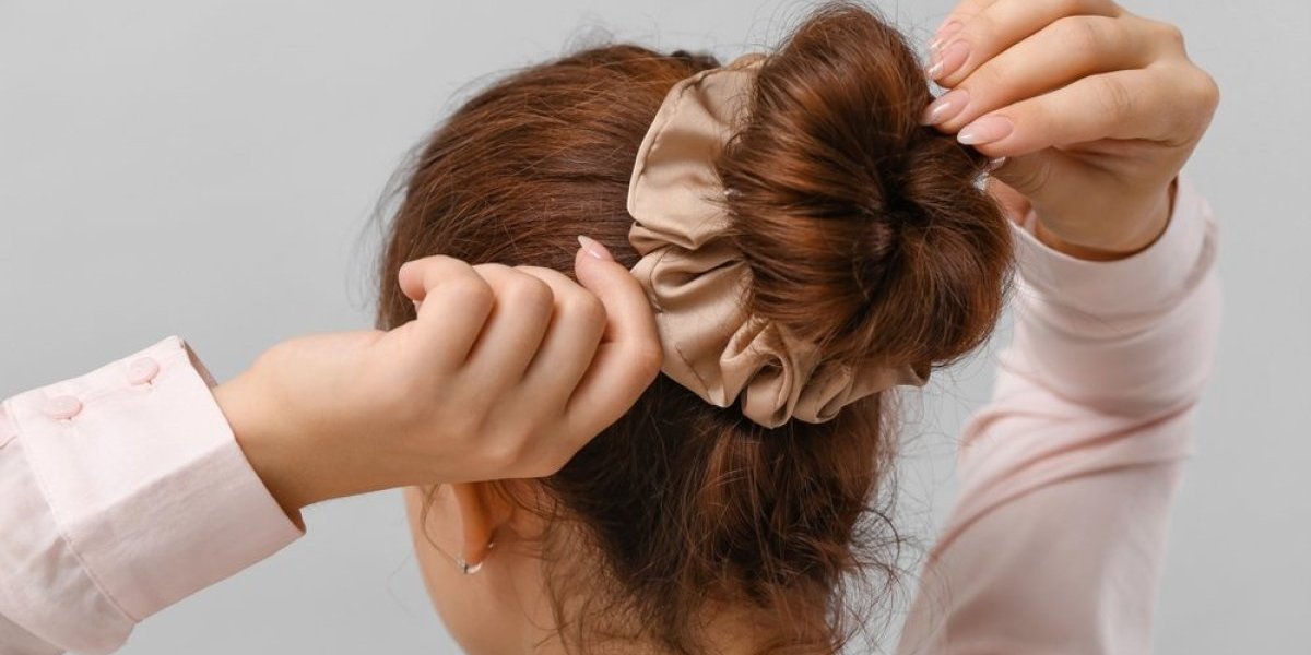 Savršena frizura za 5 minuta: Napravite neurednu punđu kao iz salona očas posla (VIDEO)