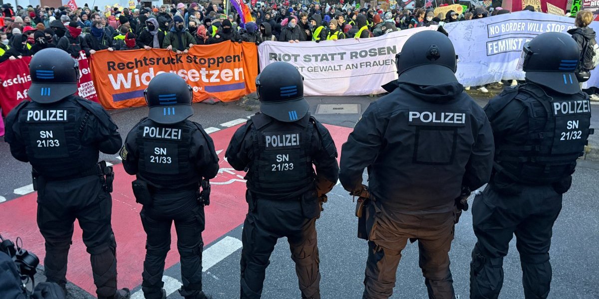 (FOTO/VIDEO) Nastavlja se haos: U Nemačkoj stala železnica zbog nasilja blokadera - Ima povređenih! Hitno se oglasio Merc