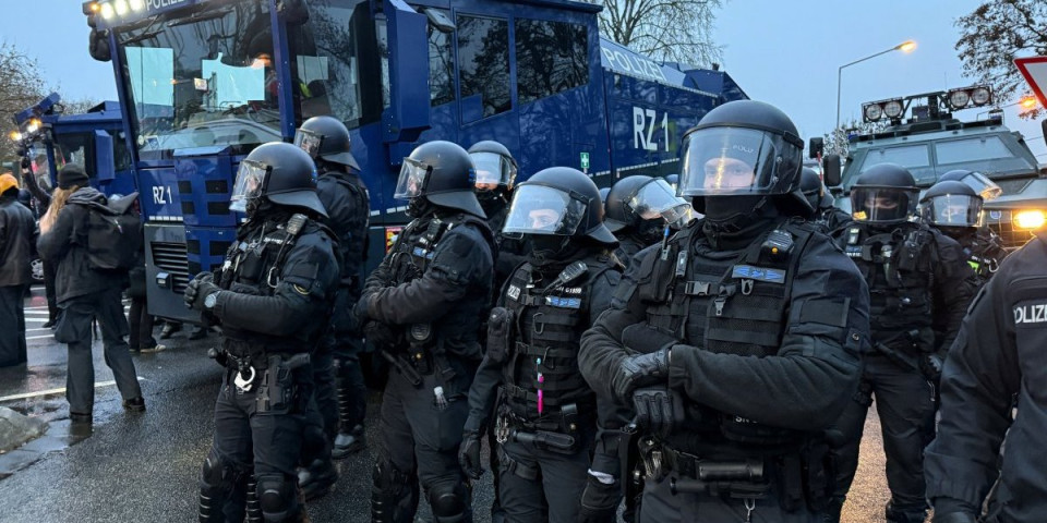 (VIDEO) Red i zakon po receptu EU: Ovako se nemačka policija obračunava sa demonstrantima