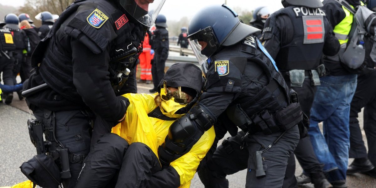 (VIDEO) Nemački blokaderi pokušali sa nasiljem, pa dobili šta su tražili: Ovako policija rešava problem demonstranata-terorista u demokratiji