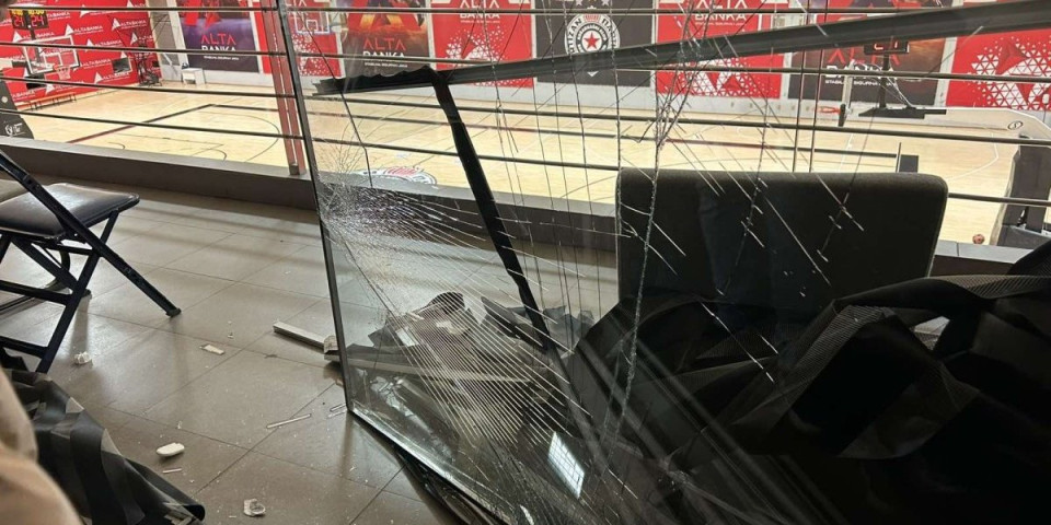 Haos zbog Žoca! Navijači Partizana lome stakla na ulazima Arene! (VIDEO/FOTO)