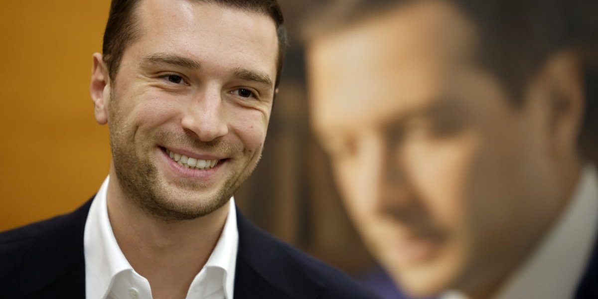 Kod Francuza se odmah hapse ovakvi: Pogodio moćnog političara jajetom u glavu - Reakcija policije usledila iste sekunde