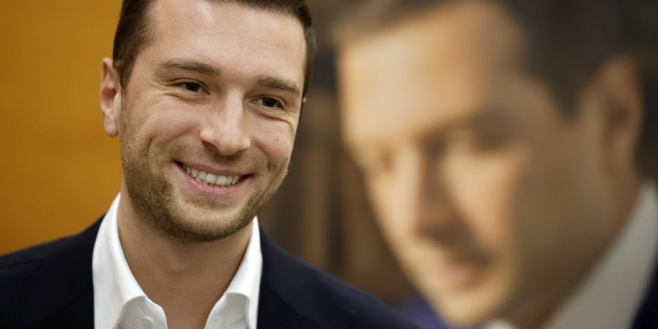 Kod Francuza se odmah hapse ovakvi: Pogodio moćnog političara jajetom u glavu - Reakcija policije usledila iste sekunde