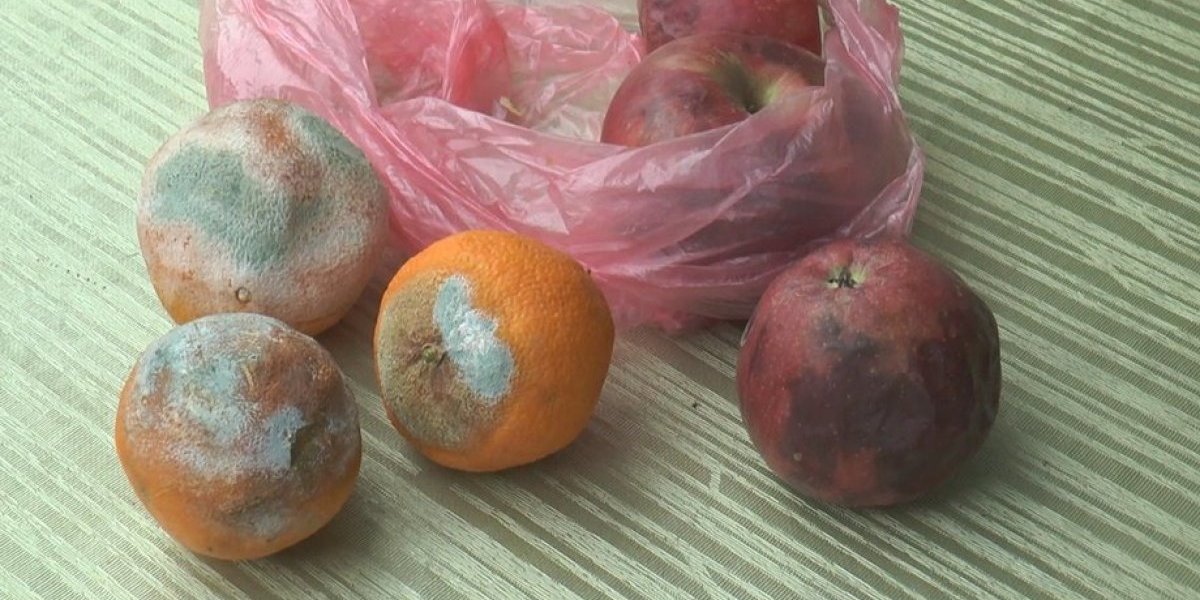 Umesto sveže gozbe - bajati hleb: Milutin više od 30 godina jede samo pokvarenu hranu, svi se čude kako izgleda (FOTO)