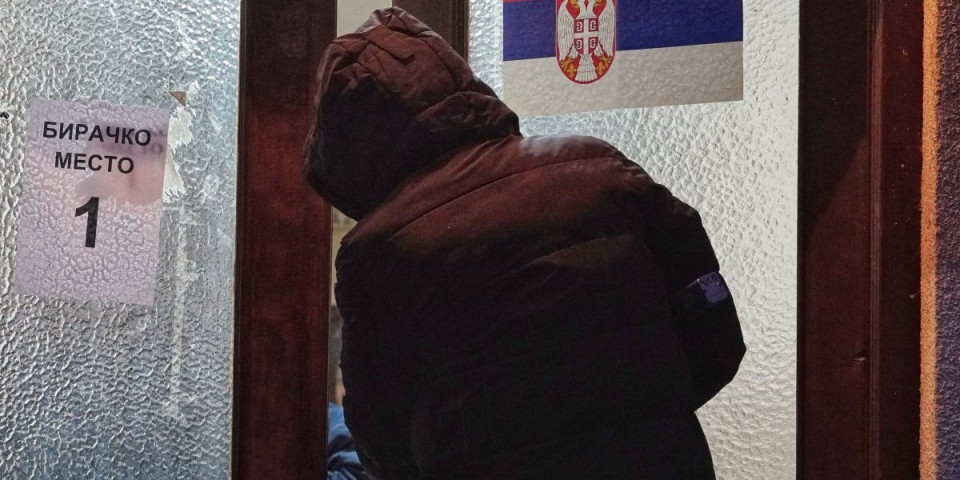 Blokaderski teror: Slikaju ljude po Negotinu, pokušavaju da ih spreče da izađu na glasanje (FOTO)