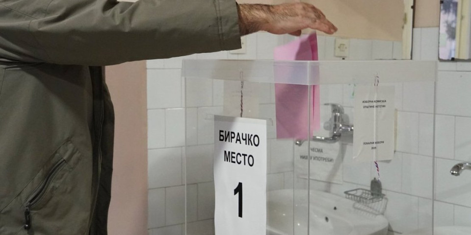 Skandal - Blokaderi kupuju glasove u Negotinu? "Na rukama su imali trake crvene boje, a onda su seli u automobil..." (FOTO)