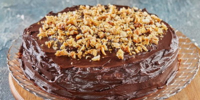 Ova torta je jednostavna za pripremu, a njeni bogati ukusi sigurno će impresionirati sve goste.