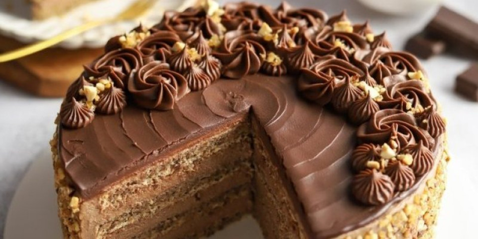 Kremasta i raskošna Minjon torta: Savršeni spoj čokolade i tri vrste orašastih plodova