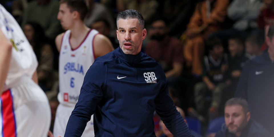 Selektor Srbije iz prvih redova prati meč Zvezde - Pogledajte šta je uradio tokom pauze (VIDEO)